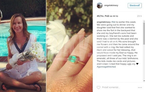 Herečka Angela Kinsey sa na sociálnej sieti Instagram pochválila zásnubným prsteňom.