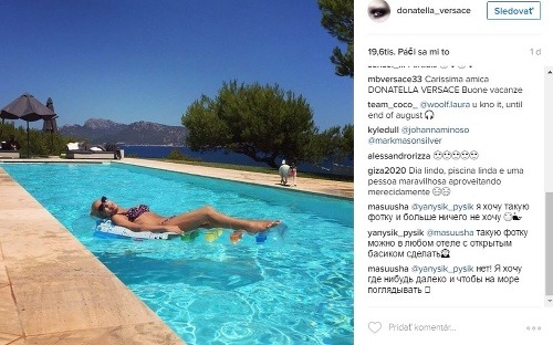 Donatella Versace najskôr zverejnila decentný dovolenkový záber. 