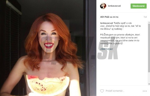 Lenka Vacvalová zavesila na Instagram fotku, na ktorej je úplne hore bez. Jediné, čo prekrýva jej nahé vnady, je kus červeného melóna. 