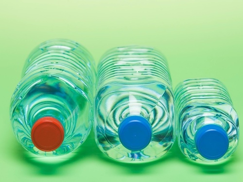 Plastové fľaše ukrývajú nebezpečných