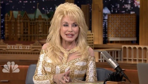 Dolly Parton na svoj vek nevyzerá. 