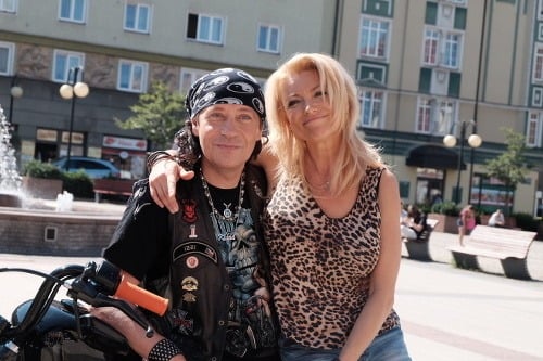 Pavel Kříž ako vlasatý starnúci rocker, Eva Vejmělková sa vďaka topu so zvieracou potlačou zmenila na šelmičku. 