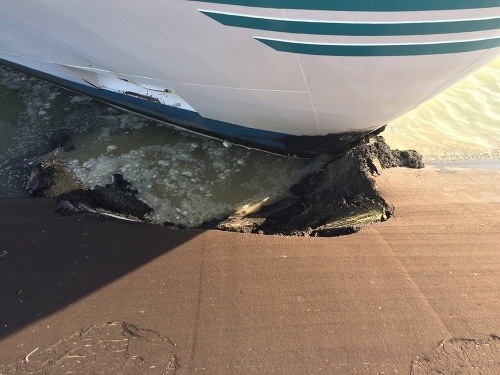 Výletná loď poškodila breh