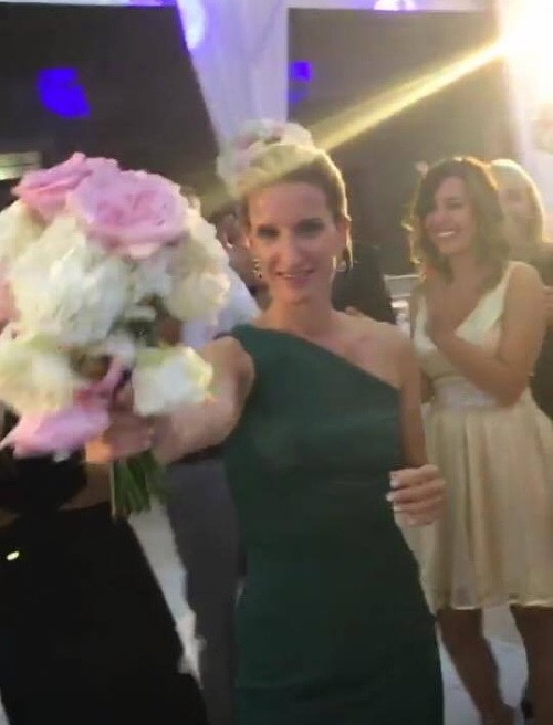 Adela Banášová chytila svadobnú kyticu. 
