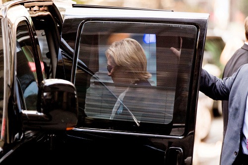 Hillary Clintonová opúšťa ceremóniu