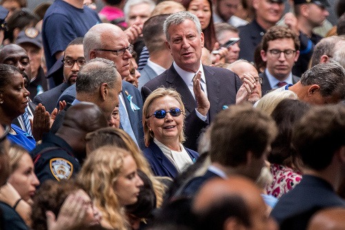 Hillary Clintonová opúšťa ceremóniu