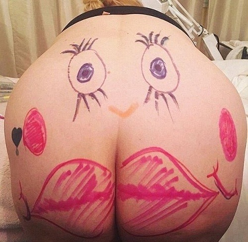 Ajay Rochester nemala problém zverejniť na instagrame fotku svojho holého zadku. 