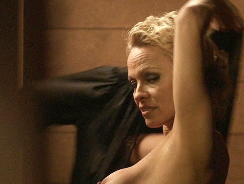Pamela Anderson vystavila do kamier svoje bujné vnady. 