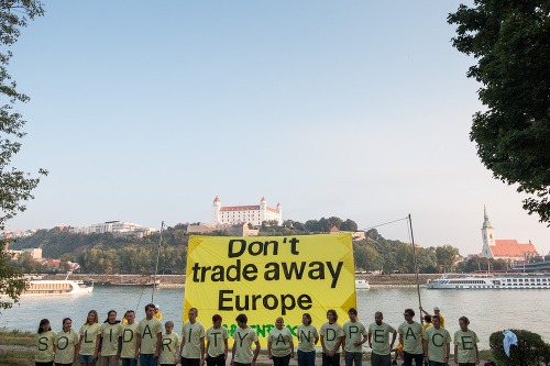 Aktivisti organizácie Greenpeace počas