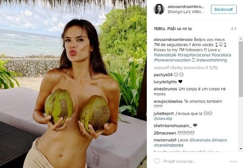 Alessandra Ambrosio sa ukázala fanúšikom hore bez. Nahé prsia si kryla kokosovými orechmi. 