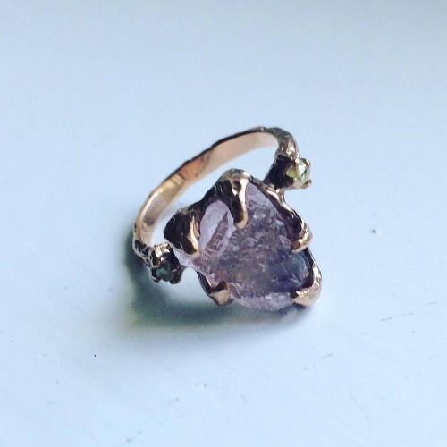 Zásnubný prsteň Vlastiny Svátkovej je naozaj originálny. Tvorí ho neopracovaný kameň morganit (známy ako kameň lásky) a dva menšie diamanty po bokoch. Prsteň bol vyrobený presne podľa návrhu herečkinho snúbenca. 