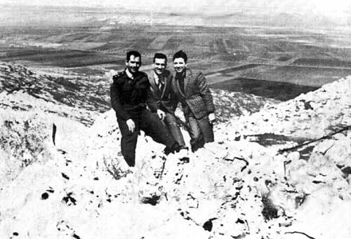 Eli Cohen (v strede) na Golanských výšinách.