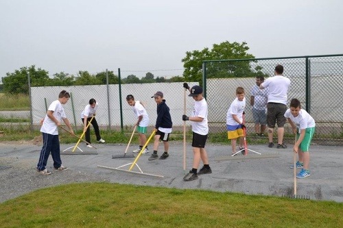 Na baseballovom ihrisku Angels Field pomáhali pri vyrovnávaní ochranného chodníka aj brigádnici.