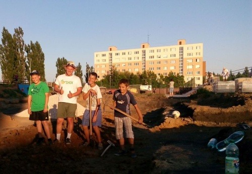 Do prác na stavbe Dopravného ihriska BNSTREET sa zapojili dobrovoľníci, deti, rodičia i mládežníci zo sídliska Dubnička a členovia OZ ŠHOK.