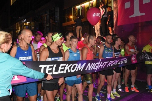 Štart Telekom Night Run 2016, neskorší víťaz Jozef Urban tretí zľava.