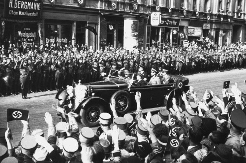 V Nemecku oslavovali Hitlera ako víťaza, fotografia z 1. októbra 1938.
