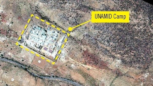 Za múrmi tábora pre vysídlených civilistov UNAMID Sortoni je vidno zopár stanov.