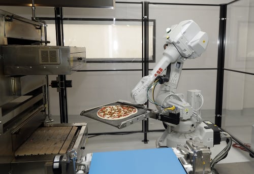 Tento robot vám pripraví pizzu.