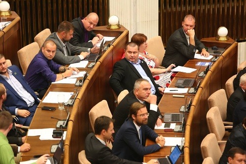 Kotlebovci majú v parlamente 14 poslaneckých miest