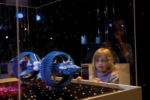 Kozmická loď budúcnosti pomenovaná po Ikarovi z gréckej mytológie, ktorá je postavená z 3500 kusov LEGO® kociek. 