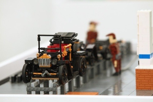 Auto zn. Ford a montážna linka pásovej výroby z roku 1908, ktoré sú postavené zo 450 kusov LEGO®  kociek.