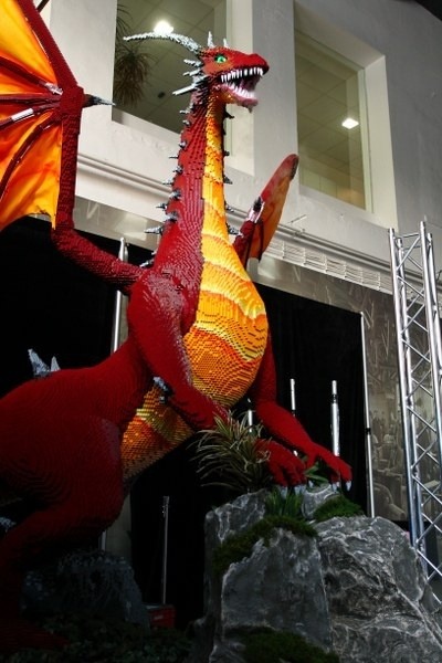 Bájny drak postavený zo 400 000 kusov LEGO®  kociek.