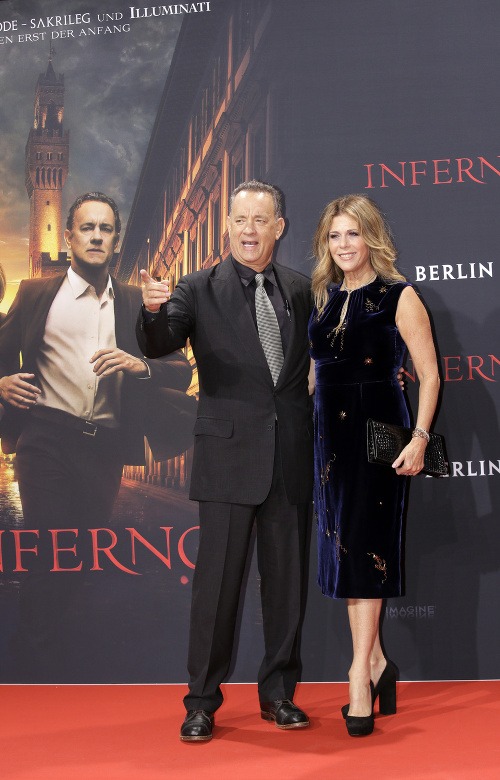 Tom Hanks momentálne po viacerých mestách predstavuje filmovú novinku Inferno. Spoločnosť mu robí jeho milovaná manželka. 