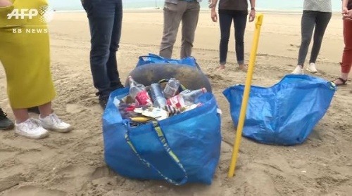 Odpadky z pláží pretvára