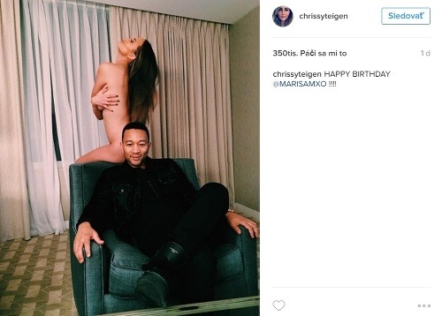 Chrissy Teigen gratulovala kamarátke prostredníctvom instagramu. Zverejnila na ňom túto provokatívnu fotku, kde pózuje celkom nahá. 