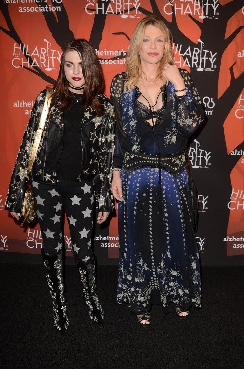 Frances Bean Cobain a Courtney Love si vyrazili za zábavou na halloweensky večierok.