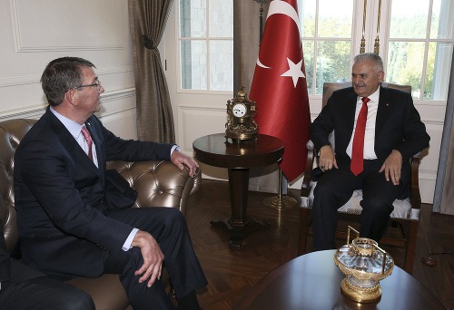 Ashton Carter sa včera stretol s tureckým premiérom Binalim Yildirimom.