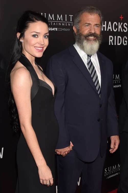 Očarujúca Rosalind Ross sa na premiére pochválila rastúcim bruškom. Zarastený Mel Gibson vyzerá ako jej dedko. 