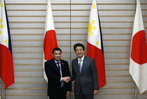 Rodrigo Duterte a Šinzó Abe na návšteve v Japonsku.