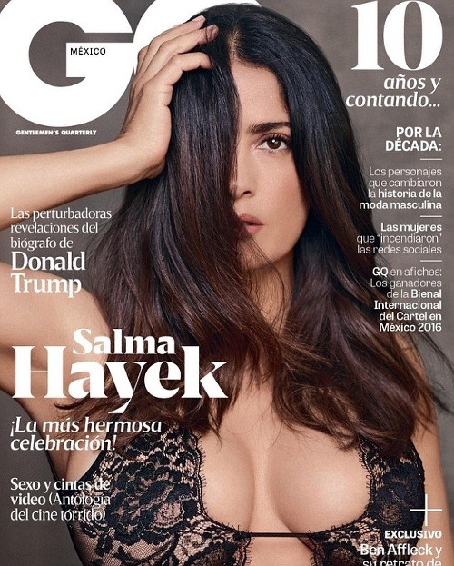 Salma Hayek je na titulke magazínu GQ brutálne sexi. Bujné vnady jej drží pokope len hrubšia nitka. 