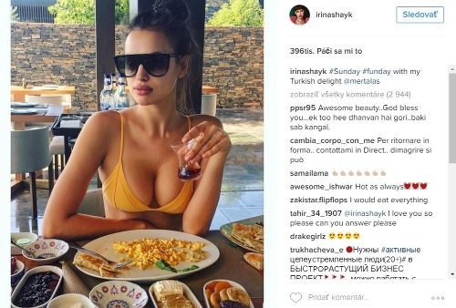 Irina Shayk je sexi aj pri raňajkách. 