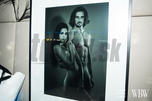 Úplne nahý Martin Šmahel si v rámci umeleckého aktu zapózoval po boku nahej ženy.