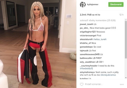 Najmladšia zo sestier Kardashianových - Kylie Jenner sa zmenila na speváčku Christinu Aguileru z klipu ku skladbe Dirty. 