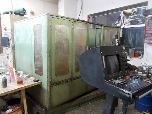 CNC obrábací stroj