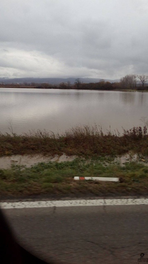 Povodňová situácia za obcou Dvorianky (okres Trebišov).
