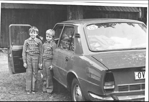 S bratom Miňom pri otcovom vtedy megamodernom aute značky Škoda 105L
