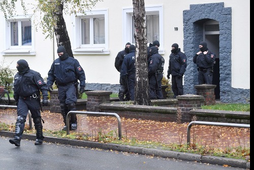 Nemeckí policajti prehľadávajú obytnú
