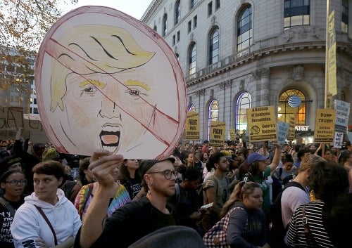 Tisíce Američania protestujú proti