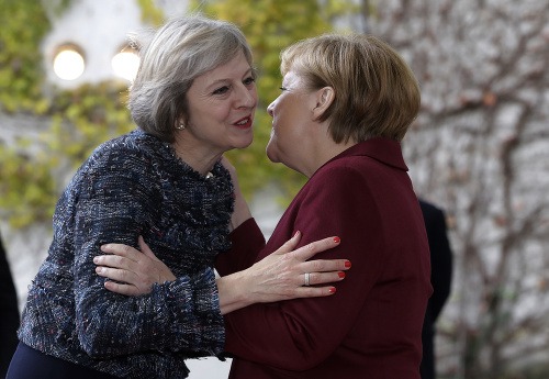 Angela Merkelová privítala aj britskú premiérku Theresu Mayovú