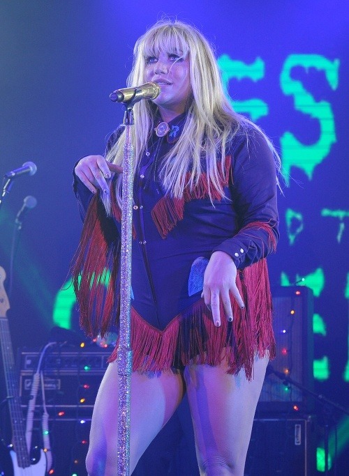 Pribratá Kesha koncertovala v kostýme, ktorý zvýraznil jej nedostatky. 