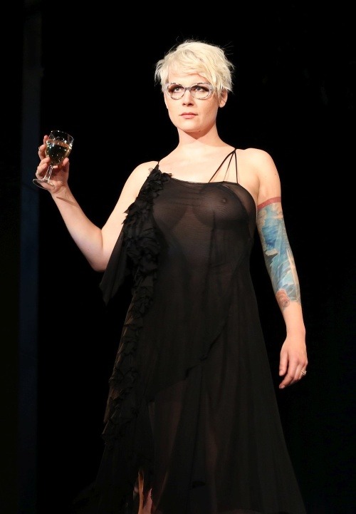 Jana Sováková sa na nedávnej módnej prehliadke objavila na móle v kompletne priesvitných šatách. Pred všetkými sa tak ukázala s holými prsiami.