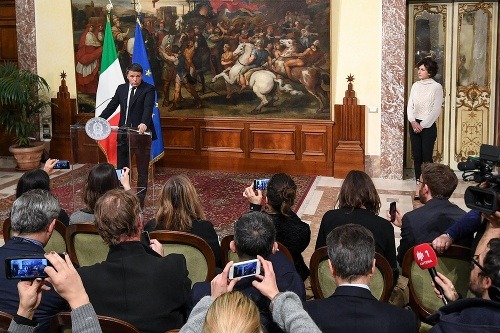 Renzi oznamuje, že priznáva porážku