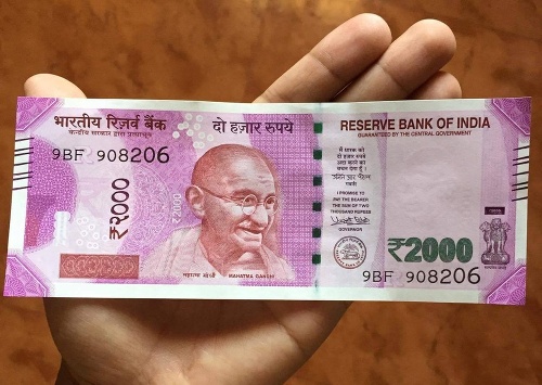 Nová indická bankovka v hodnote 2000 rupií.