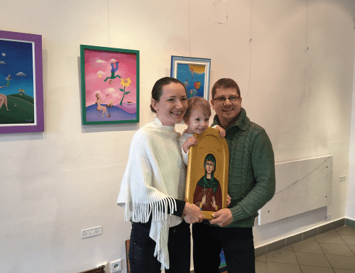 Nataša Knjazovic s rodinou a zázračnou ikonou svätice.