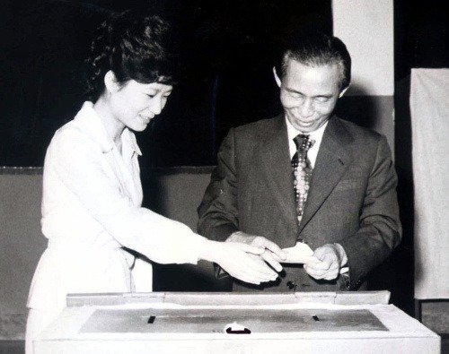 Juhokórejská prezidentka Pak Kun-hje so svojím otcom.