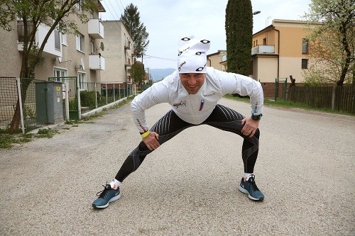 Celebritný tréner bije na